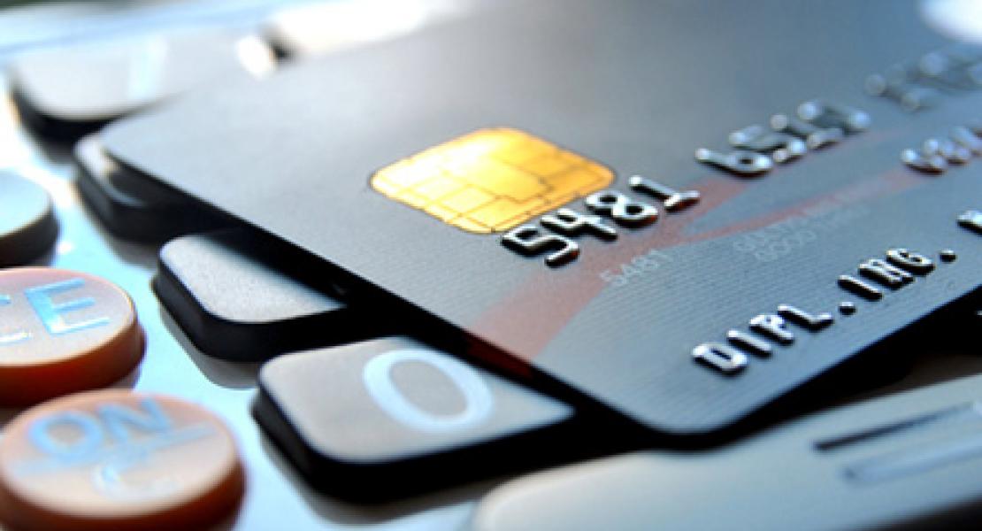 individu faisant un achat en ligne avec une carte prépayée sur son mobile