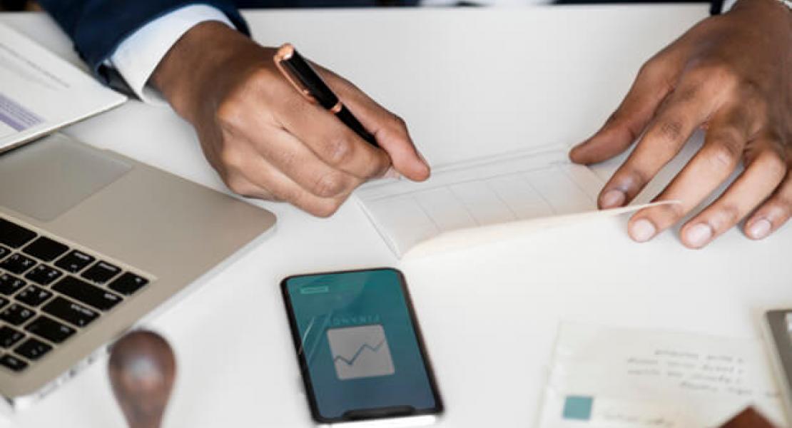 Chèque de banque avec une banque en ligne