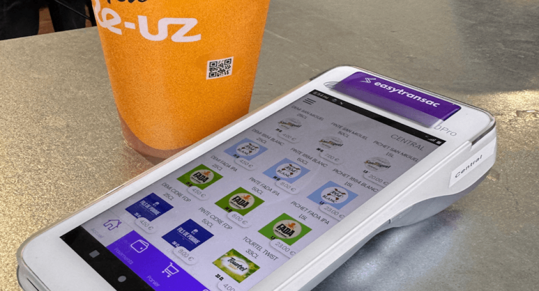 Terminal de paiement Easytransac avec logiciel de caisse intégré utilisé lors d’un festival pour encaisser rapidement les commandes.