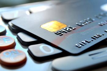 individu faisant un achat en ligne avec une carte prépayée sur son mobile