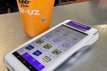 Terminal de paiement Easytransac avec logiciel de caisse intégré utilisé lors d’un festival pour encaisser rapidement les commandes.
