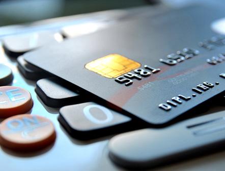 individu faisant un achat en ligne avec une carte prépayée sur son mobile